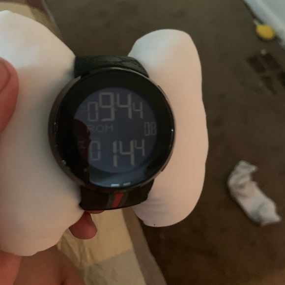I’m selling a Gucci watch brand new with bar code - Picture 4 of 4